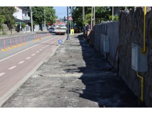 Trotuarul de pe strada Bicaz va fi refăcut pe cheltuiala firmei Trotuarul de pe strada Bicaz va fi refăcut pe cheltuiala firmei