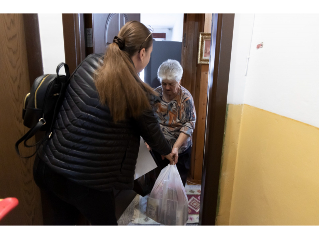 200 de focșăneni cu venituri mici au primit, astăzi, câte un pachet cu alimente pentru pregătirea mesei tradiționale de Paște 200 de focșăneni cu venituri mici au primit, astăzi, câte un pachet cu alimente pentru pregătirea mesei tradiționale de Paște