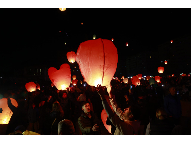 Cerul Focșaniului a fost luminat, sâmbătă seară, de cele peste 1400 de lampioane
