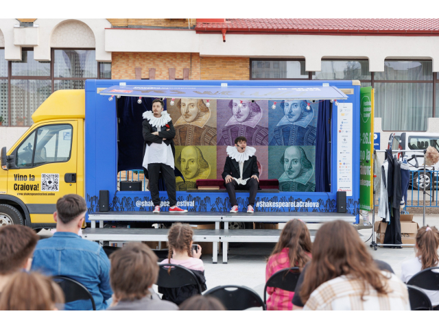 Actorii Teatrului Național „Marin Sorescu” din Craiova i-au încântat pe focșăneni în această seară cu un spectacol inedit „Operele complete ale lui Shakespeare”
